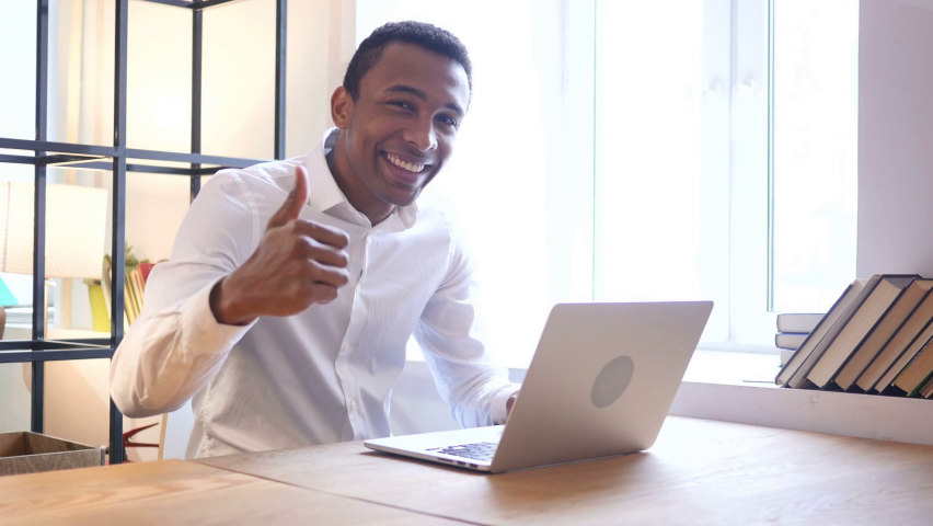 thumbs-up-by-black-man-in-office_hwexggbug_thumbnail-full04