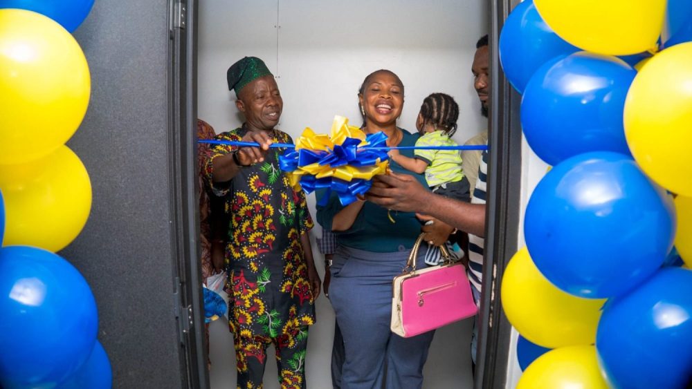 Addosser MFB 25th branch opening ribbon cutting.